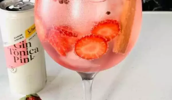 Коктейл с розов джин и ягоди