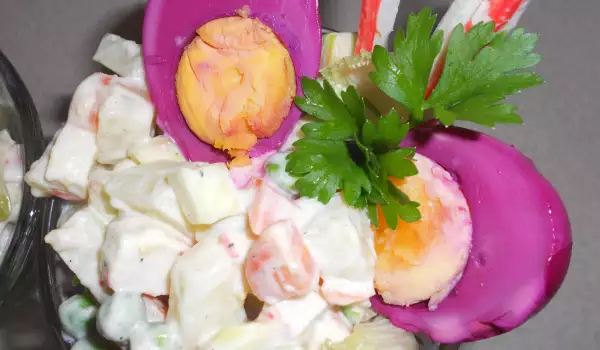 Коктейлна салата с мариновани яйца и тиквички