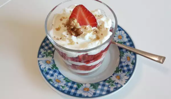 Десерт с ягоди, сметана и орехи