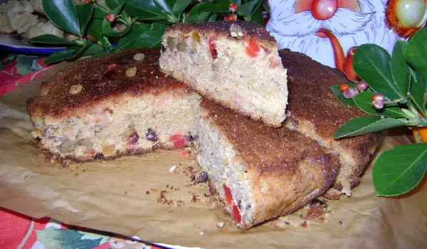 Празничен кейк със сушени плодове