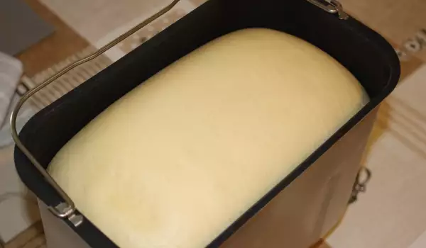 Козунак с тесто в хлебопекарна