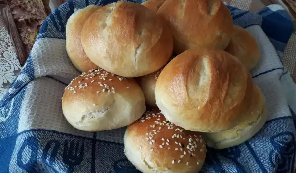 Кръгли хлебчета с два вида брашно