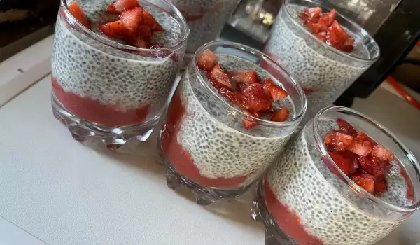 Млечен десерт с чиа и ягоди