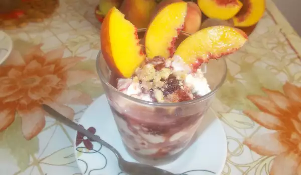 Десерт с праскови и сладко в чаши