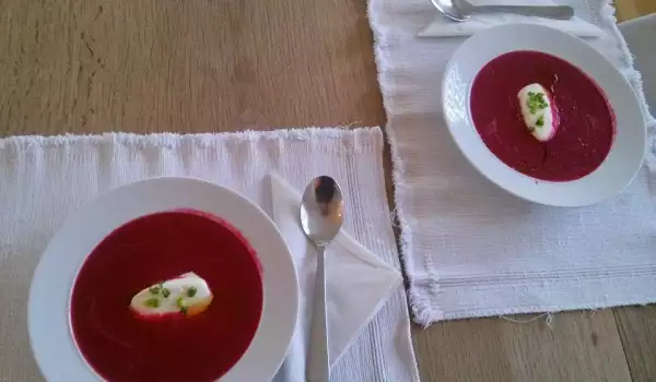 Крем супа с червено цвекло и сметана