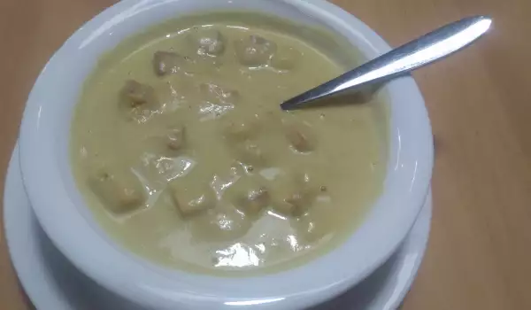 Нискокалорична крем супа от грах с крутони