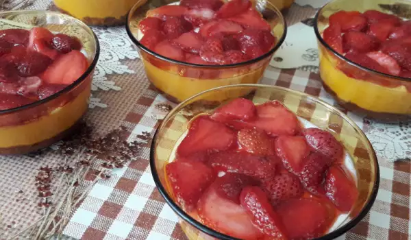 Млечен десерт с ягоди в купички