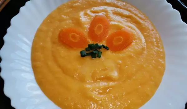 Крем супа с моркови и сметана