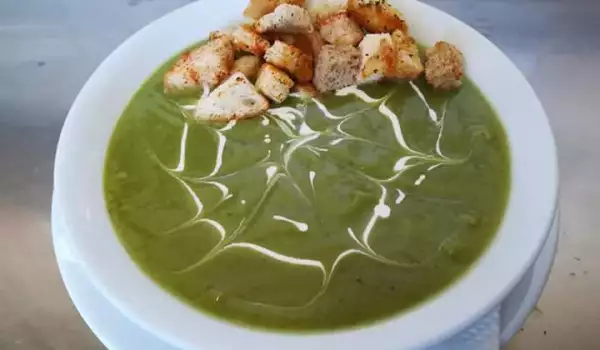 Крем супа от спанак с крутони и сметана