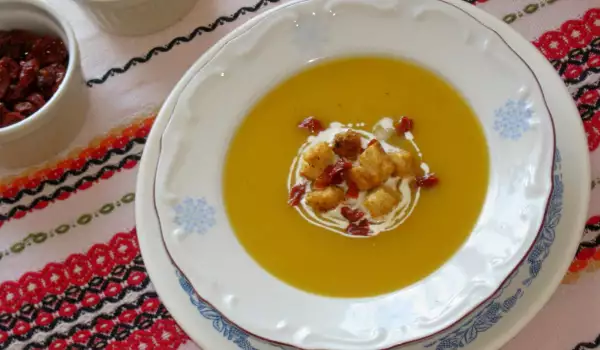 Крем супа от тиква със сушени домати и крутони