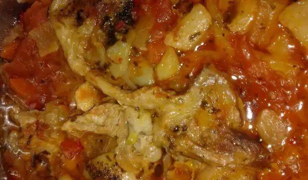 Пилешки крилца с домати и картофи