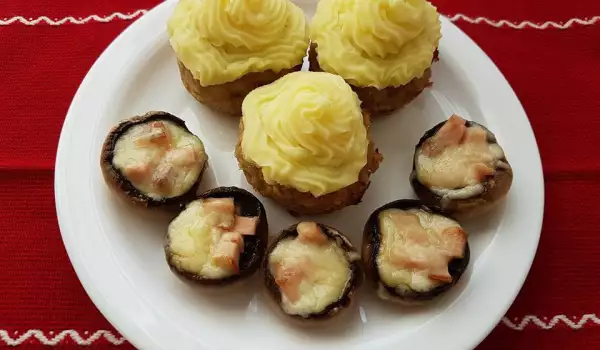 Кюфтенца-мъфини с шапка от картофено пюре