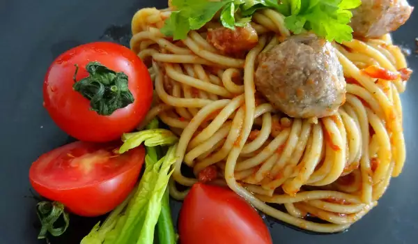 Кюфтенца по италиански върху канапе от спагети