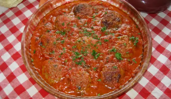 Кюфтенца със зеле в доматен сос