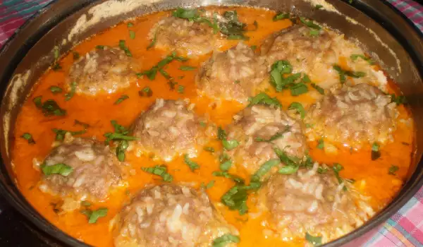 Кюфтета с ориз в доматено сметанов сос на тиган