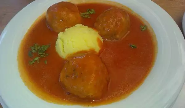 Кюфтета в доматен сос и картофено пюре