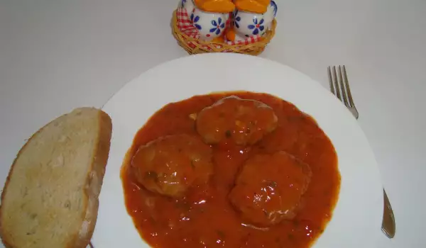 Пържени кюфтета в доматен сос