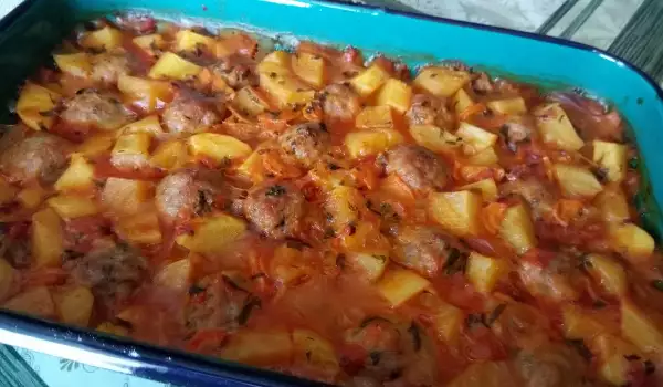 Кюфтета с картофи и доматен сос на фурна
