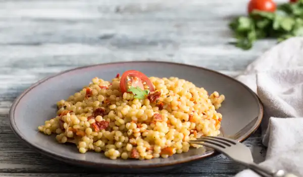 Кускус с домати и пресни подправки