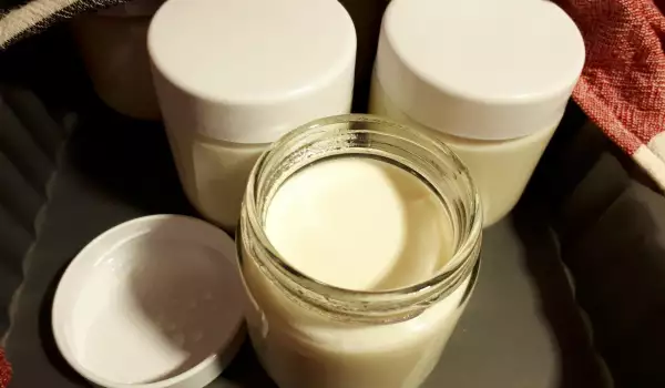Домашно подквасено кисело мляко със сухо мляко