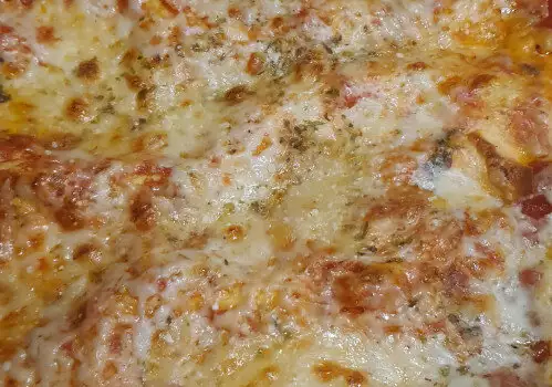 Лазаня формаджи с доматен сос и сос бешамел