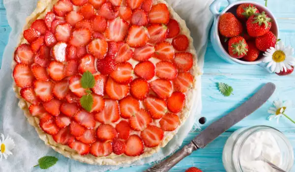 Торта с лешници и ягоди