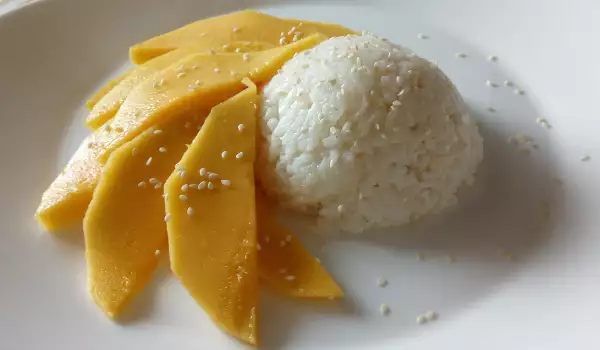 Лепкав ориз с манго