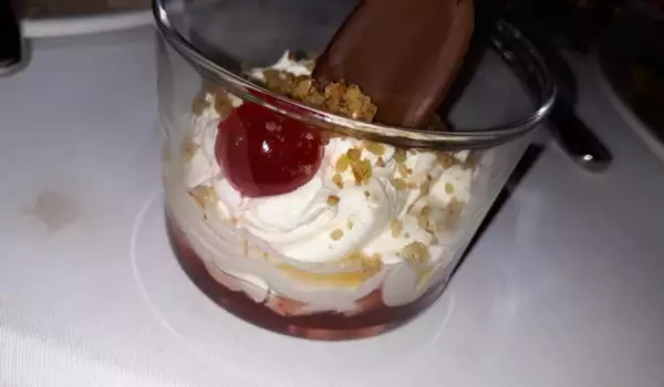 Летен десерт с черешово желе