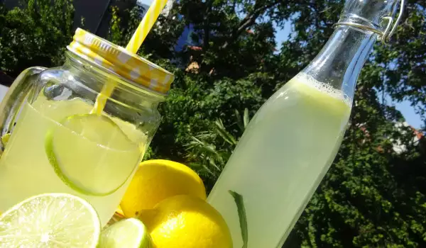 Разхладителна лимонада с пресни плодове