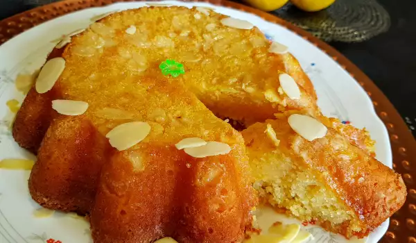 Лимонов кейк с бадеми и полента