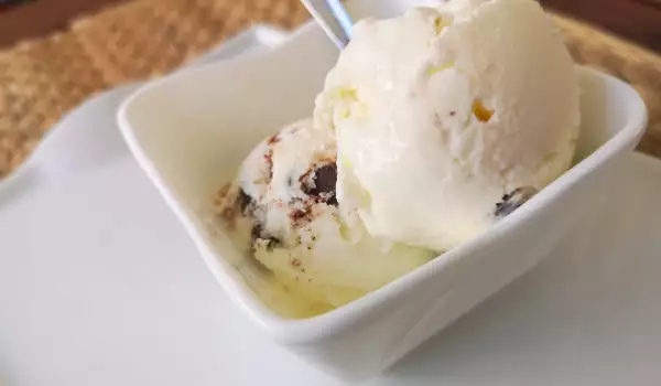 Лимонов сладолед с парченца шоколад