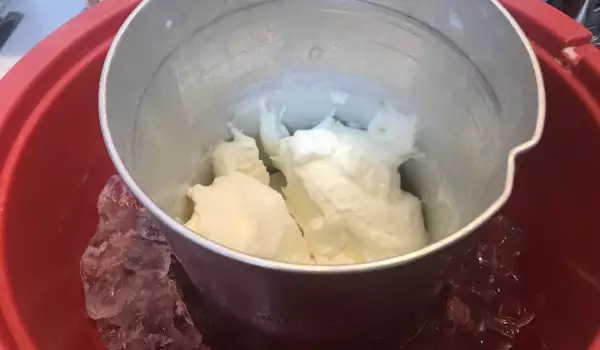 Домашен лимоново-ванилов сладолед