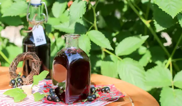 Домашен ликьор от касис