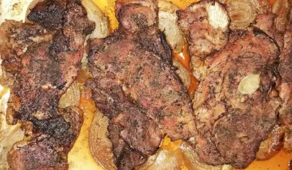 Свински пържоли върху канапе от лук