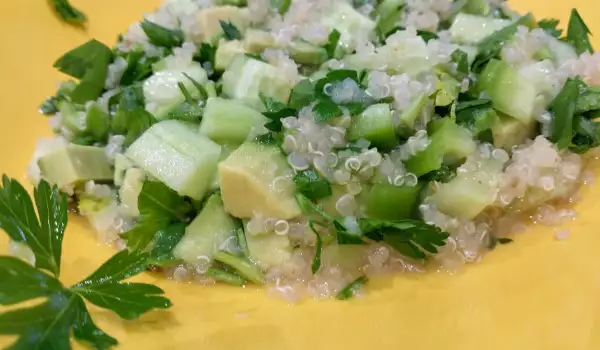 Магданозена салата с киноа и авокадо