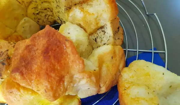 Маймунски хляб със сирене и подправки