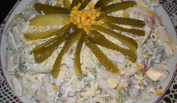 Макаронена салата с кренвирш и кисели краставички