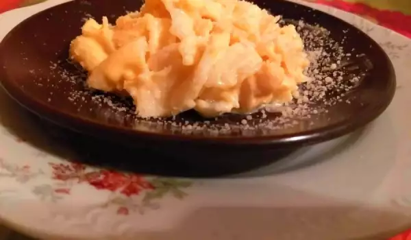 Макарони със заливка от топено сирене
