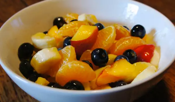 Плодова салата с манго и боровинки