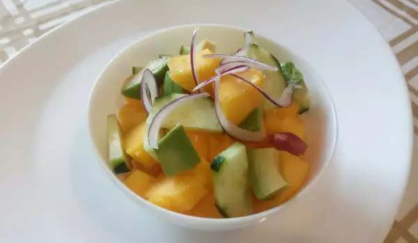 Карибска салата с манго и авокадо