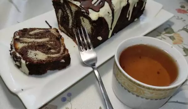 Празничен мраморен кекс с много шоколад