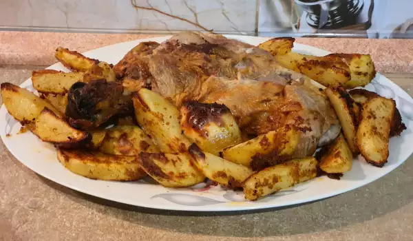 Маринован агнешки бут с картофи на фурна