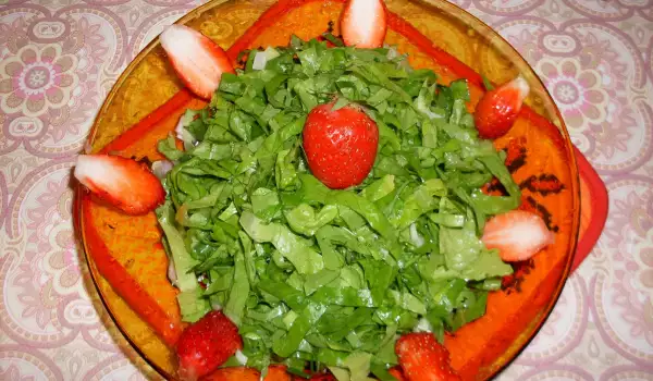 Салата от ягоди и марули