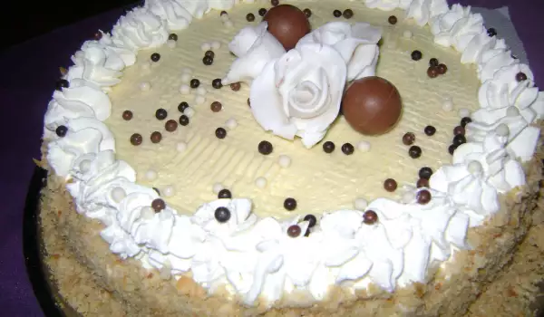 Медена торта със сметана и шоколад