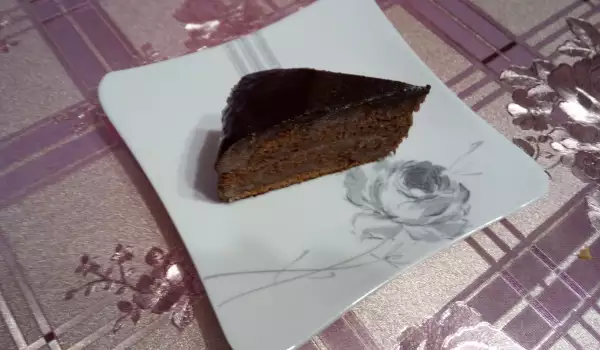 Сочна шоколадова торта с орехи