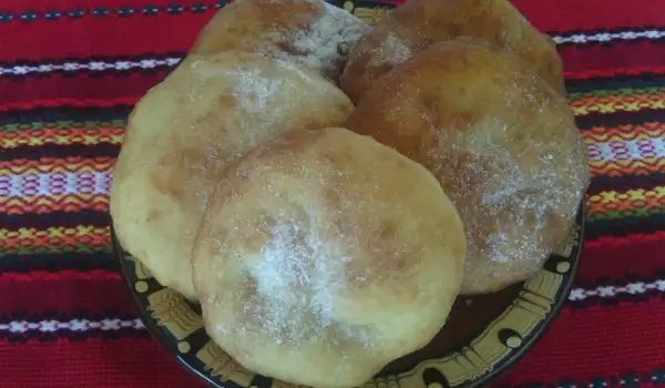 Пържени хлебчета с пудра захар