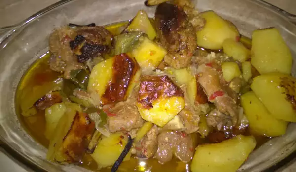 Месо с картофи и зелен боб на фурна