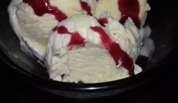 Вкусен млечен сладолед с къпинов топинг