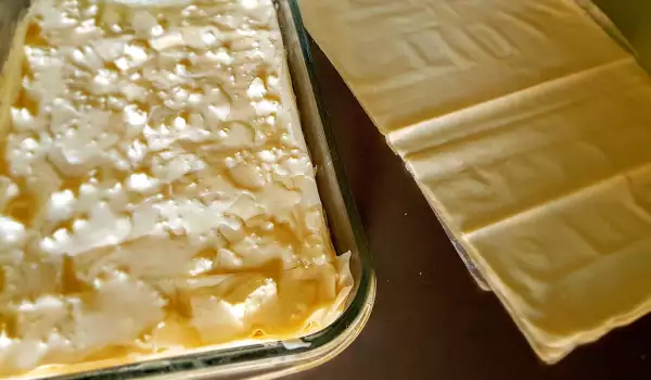 Млечна баница със сметана и сирене