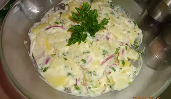 Млечна картофена салата